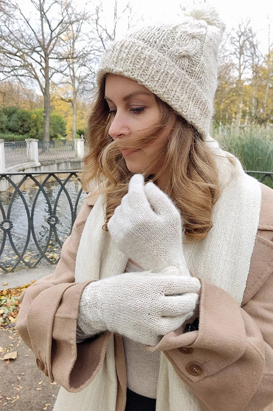 Blonde Frau mit weißer Mütze und Handschuhen. Dieses Bild ist ein Link, der zur Zubehörseite führt.
