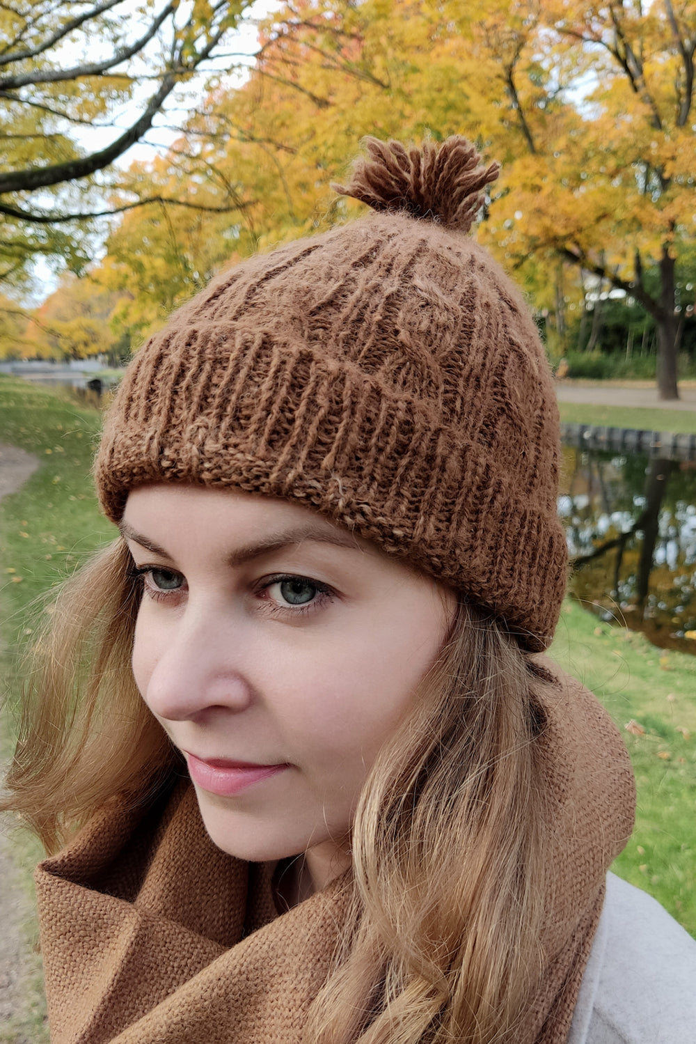 Braune Alpakamütze mit Bommel