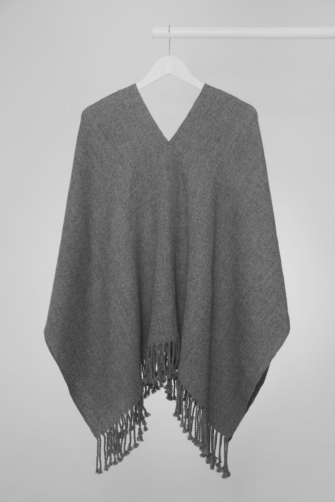 dunkelgrauer Poncho hängend