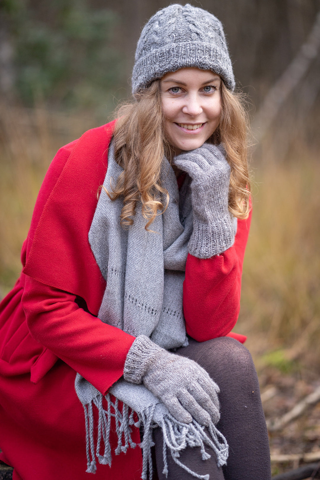Model mit einem Grauen Alpakawollschal mit Lochmuster