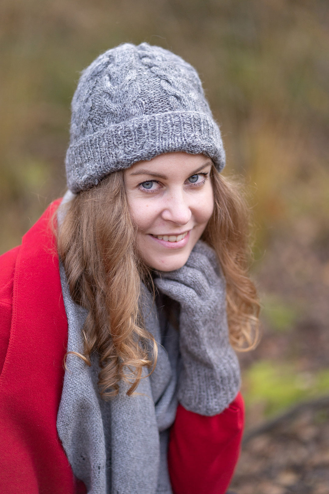 Model mit einem Grauen Alpakawollschal mit Lochmuster