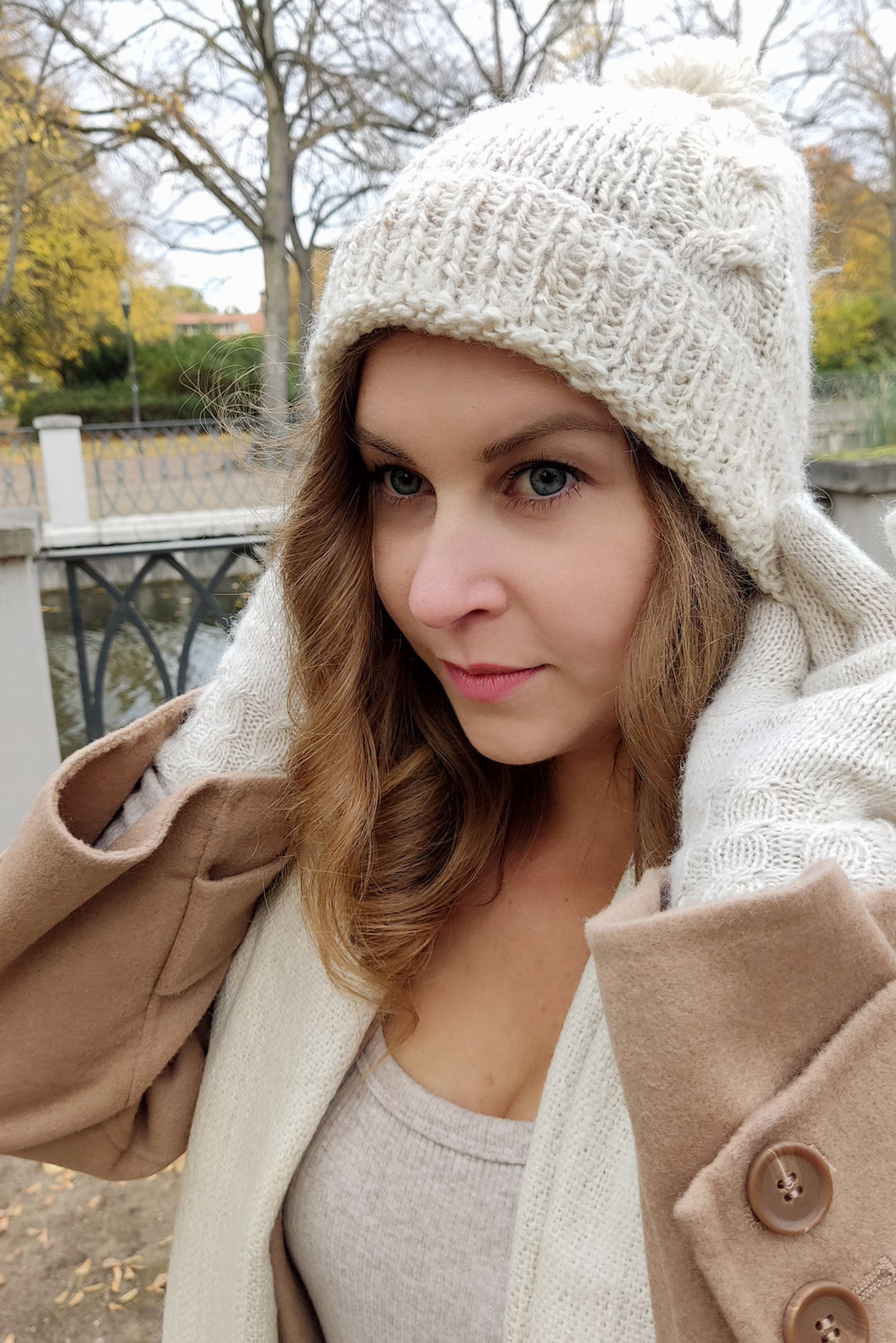 Weiße Alpakamütze mit Bommel