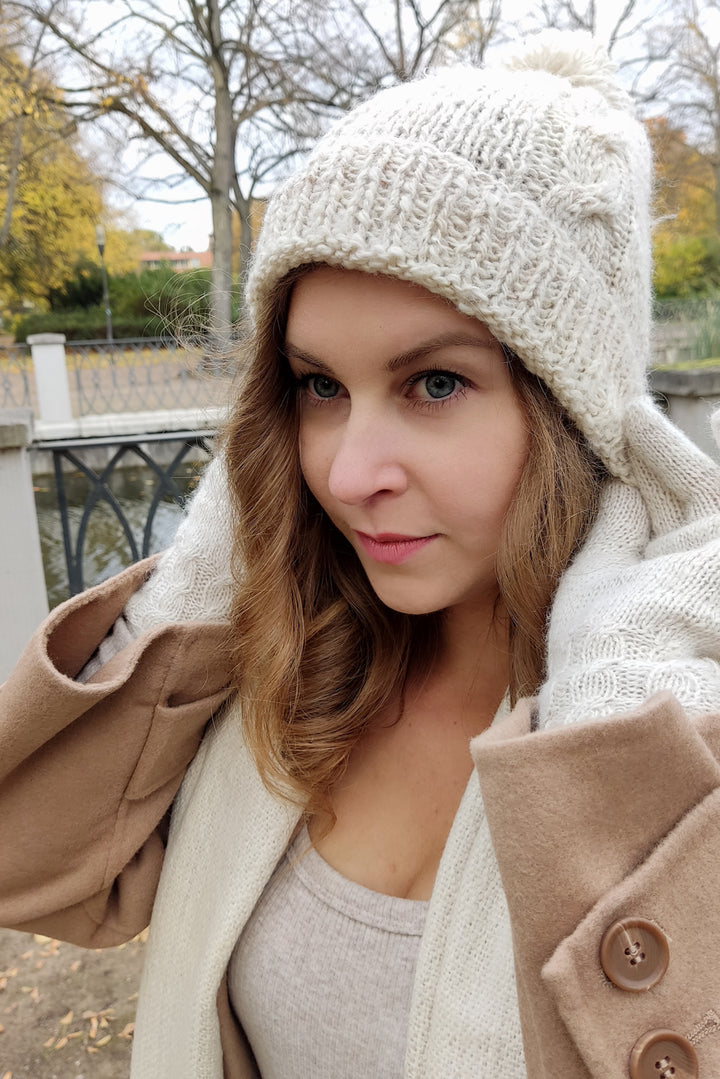 Weiße Alpakamütze mit Bommel