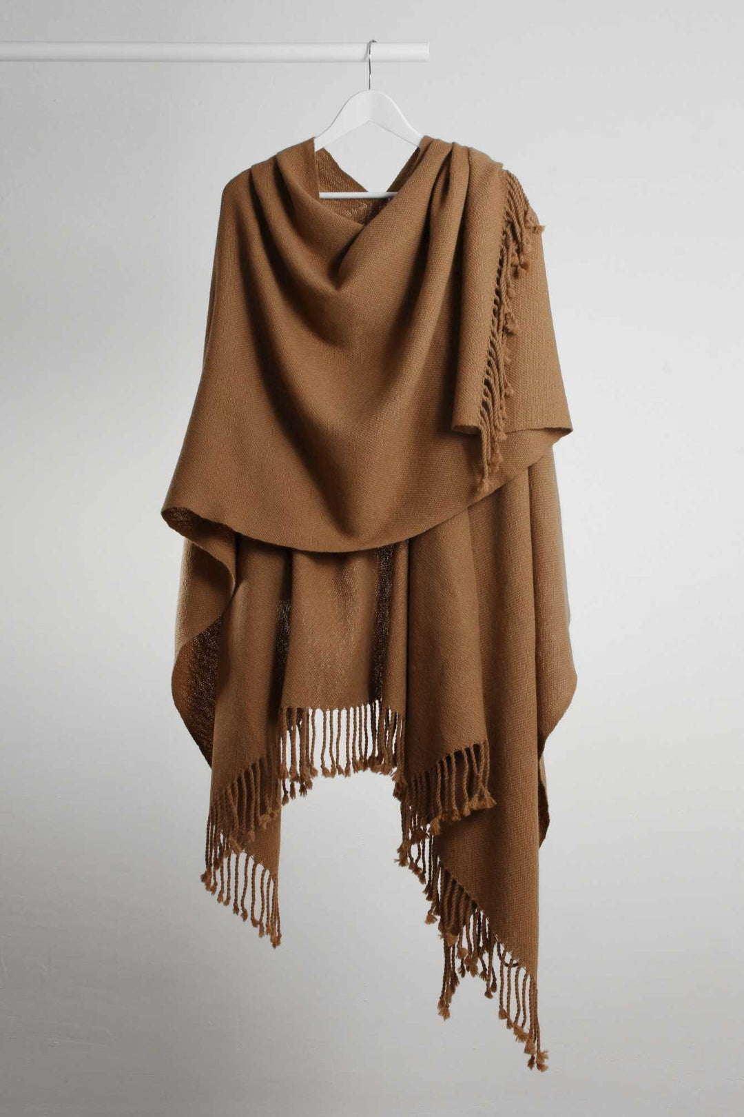 Handgemachter Iru Phutunqu Alpaka Cape in brauner Farbe.