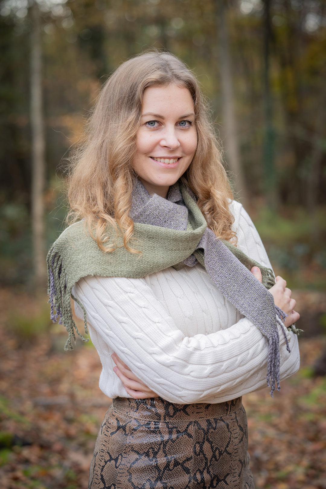 Blondes Model mit dem Isluga Alpaka Schal