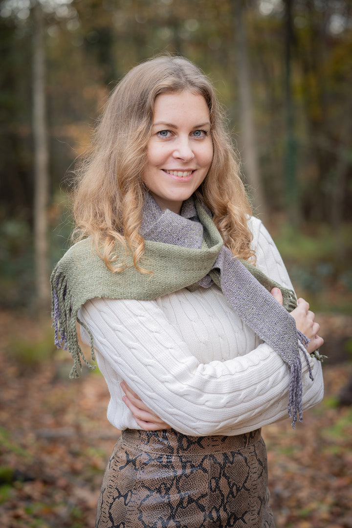 Blondes Model mit dem Isluga Alpaka Schal