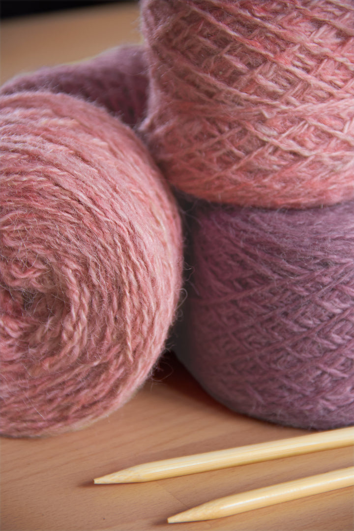 Alpaka strickgarn in Lila und Rosa farben.