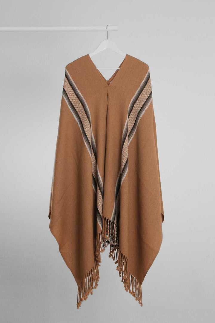 Handgemachter Llaima Alpaka-Poncho in brauner Farbe mit Tribal-Motiven.