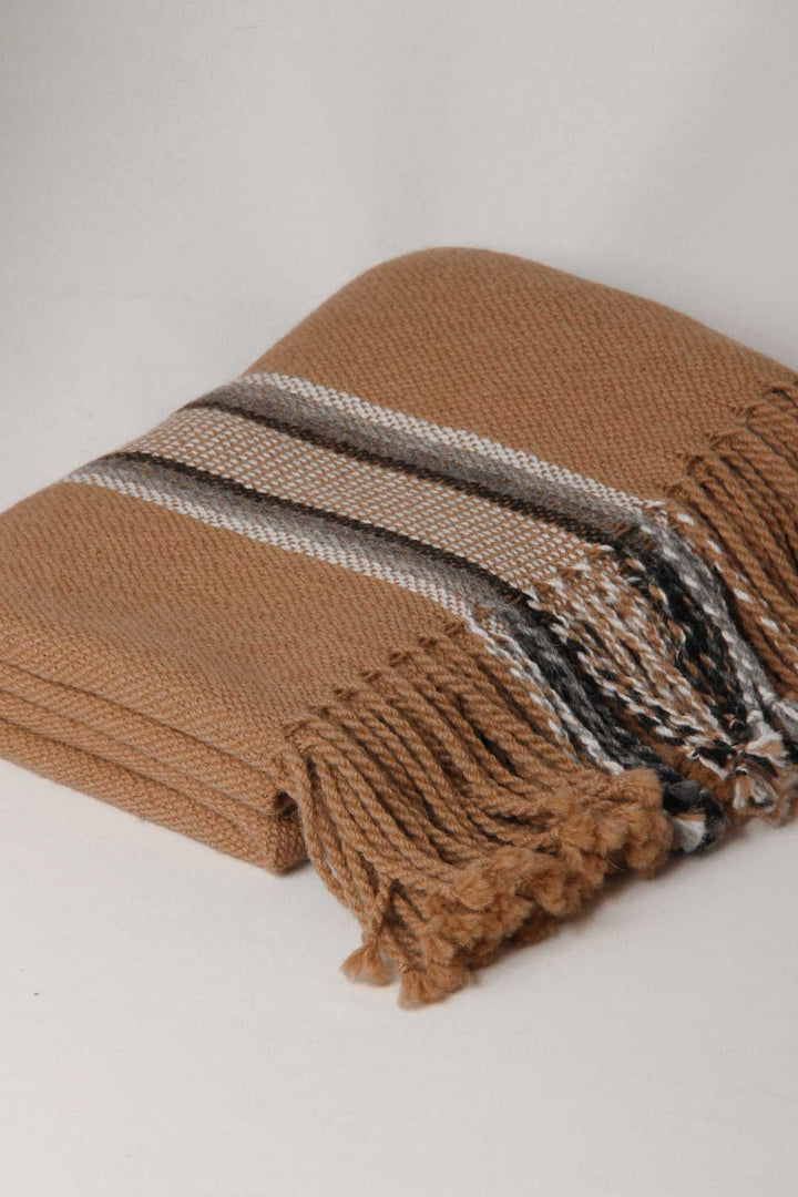 Alpaka poncho im braun, gefaltet