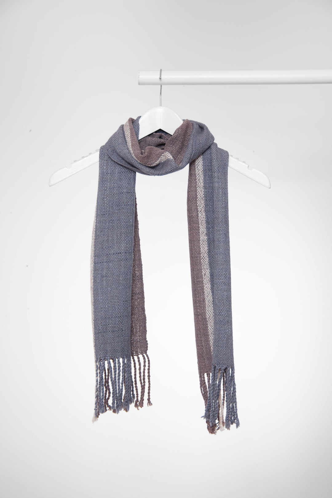 Blauer und lila Alpakawollschal mit Streifenmuster, hängend