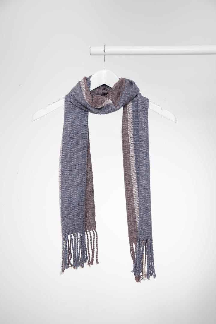 Blauer und lila Alpakawollschal mit Streifenmuster, hängend
