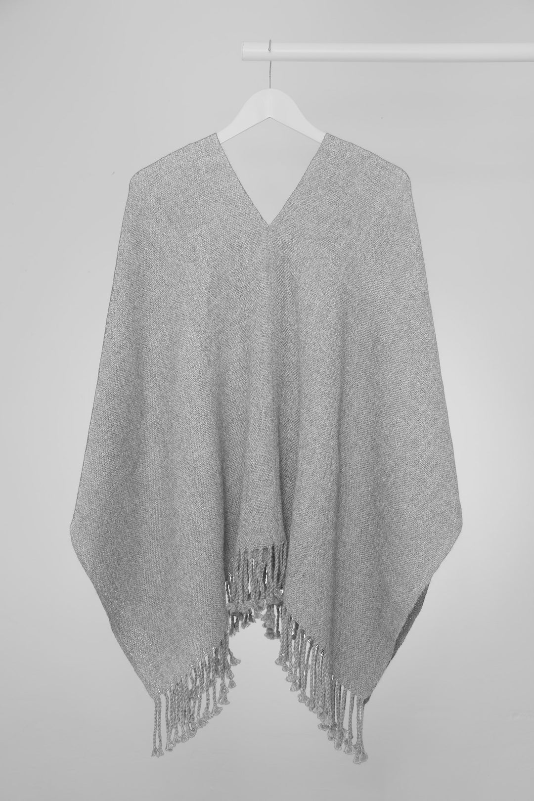 Osorno Alpaka Poncho in grau. Hängend