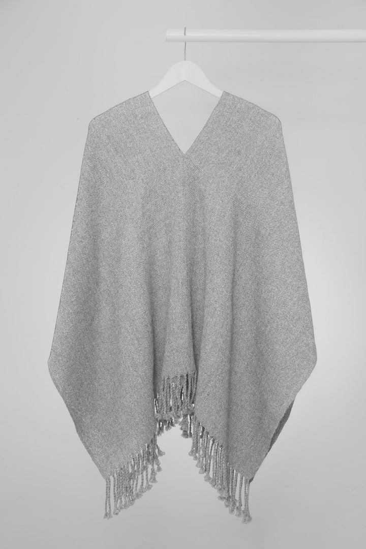 Osorno Alpaka Poncho in grau. Hängend