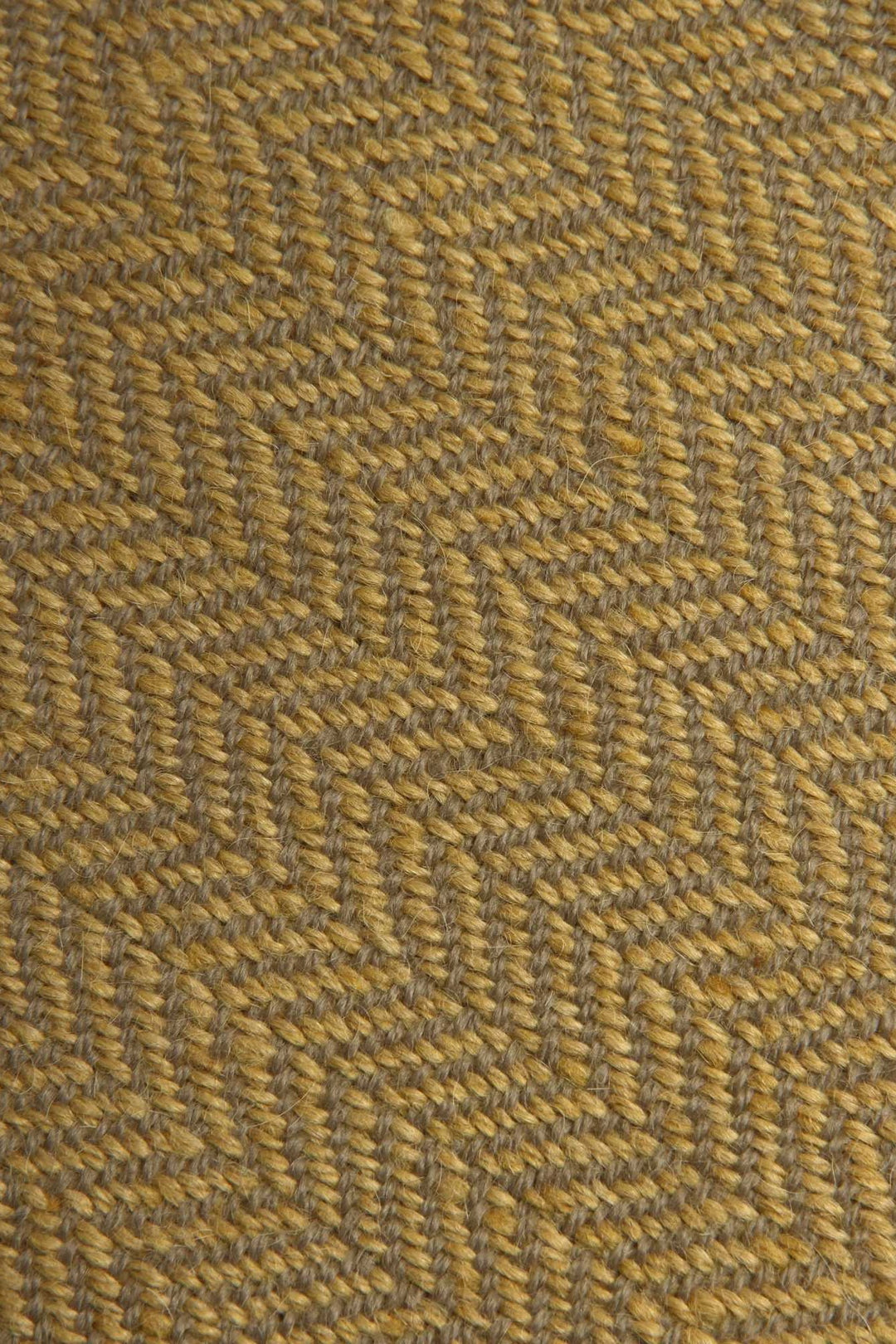 Handgefertigtes Pular-Alpaka-Cape in den Farben Gelb und Grau.