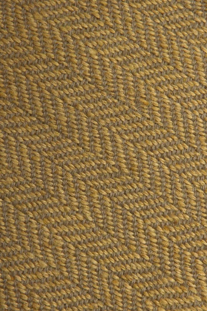 Handgefertigtes Pular-Alpaka-Cape in den Farben Gelb und Grau.