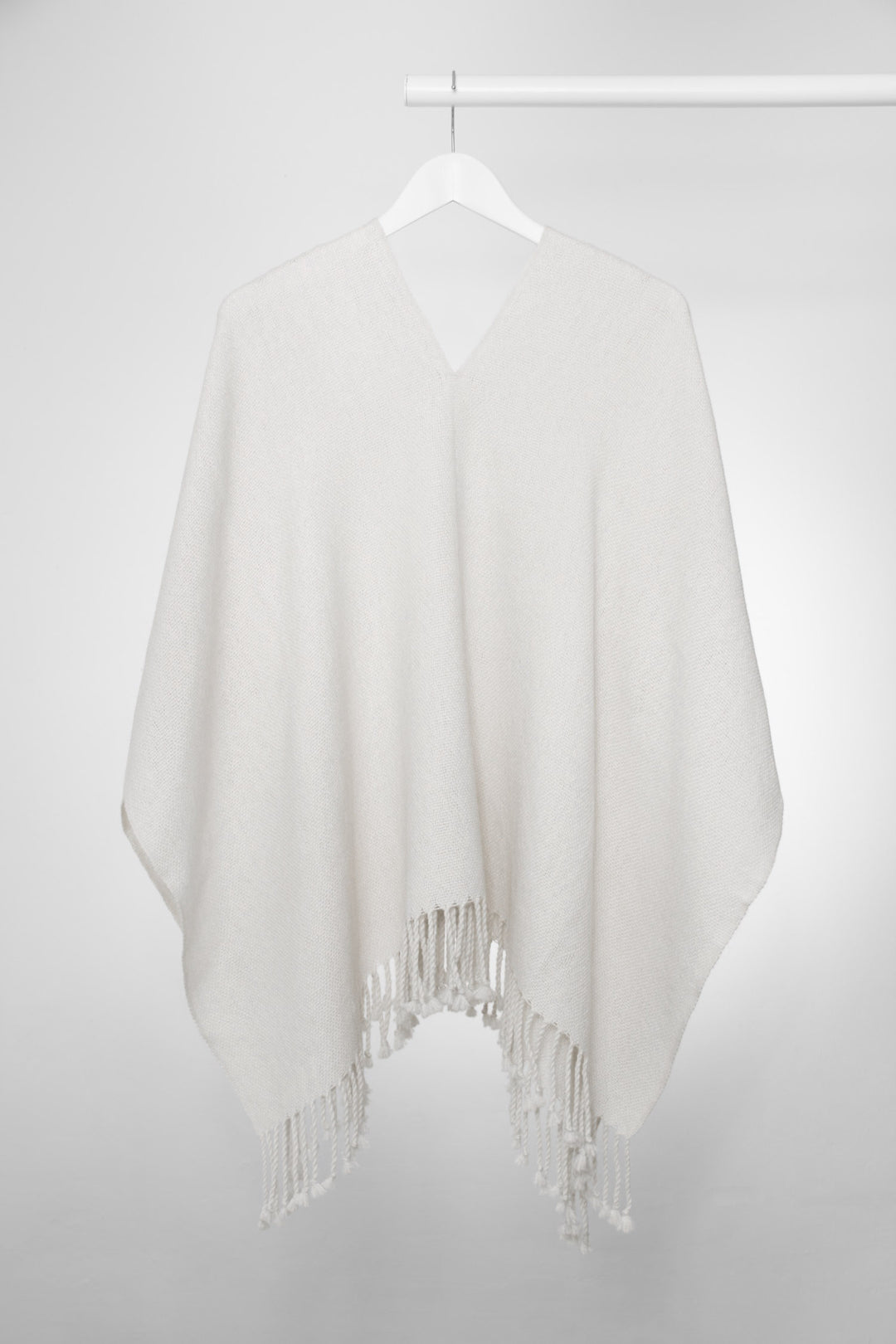 Puyehue Alpaka Poncho handgemacht in weißer Farbe.