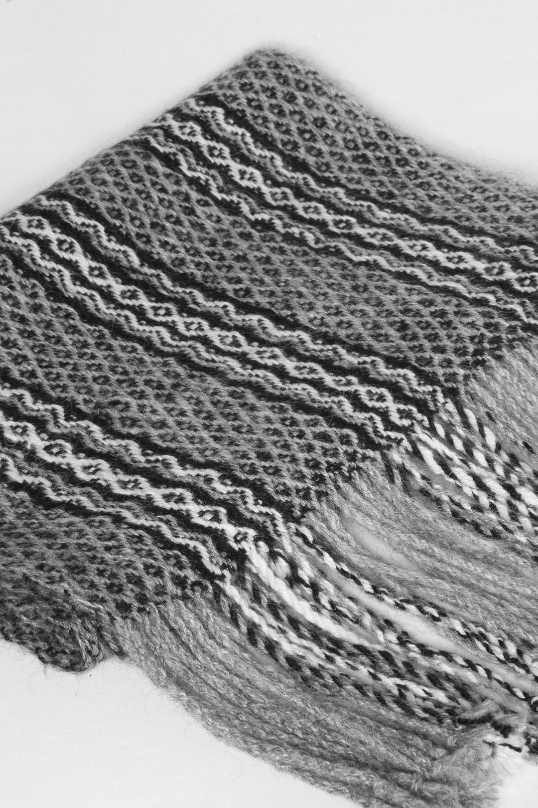 Weißer und schwarzer Schal aus Alpaka Wolle mit Tribal-Muster, gefaltet