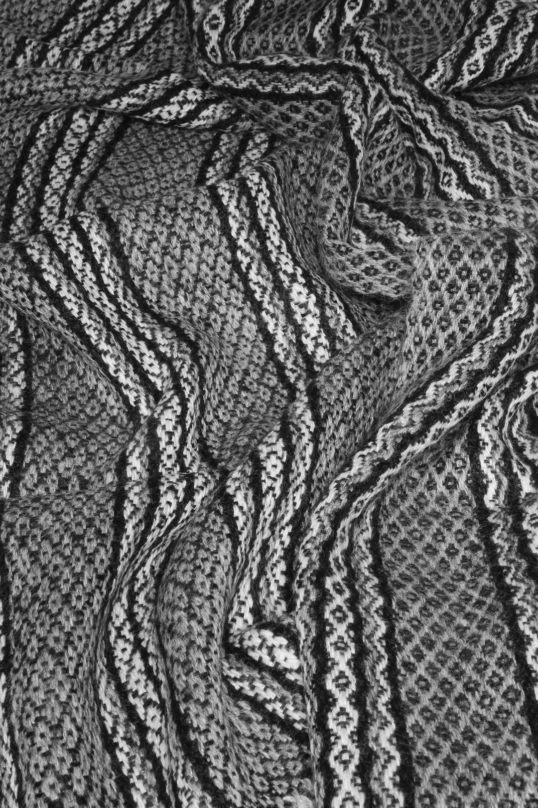 Weißer und schwarzer Schal aus Alpaka Wolle mit Tribal-Muster
