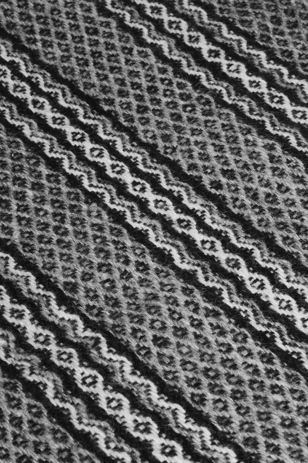 Weißer und schwarzer Schal aus Alpaka Wolle mit Tribal-Muster, Nahaufnahme