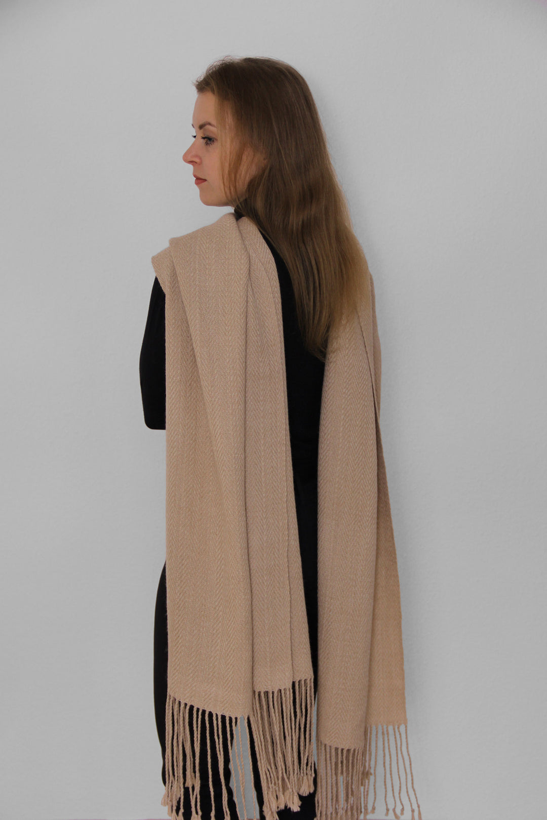 Blondes Model mit cremefarbenem Palomo-Schal.