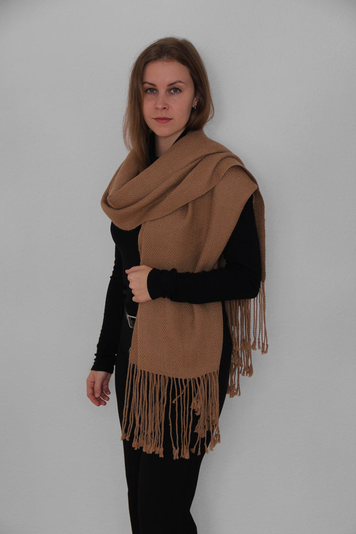 Blondes Model mit dem Longaví-Schal in Braun.2