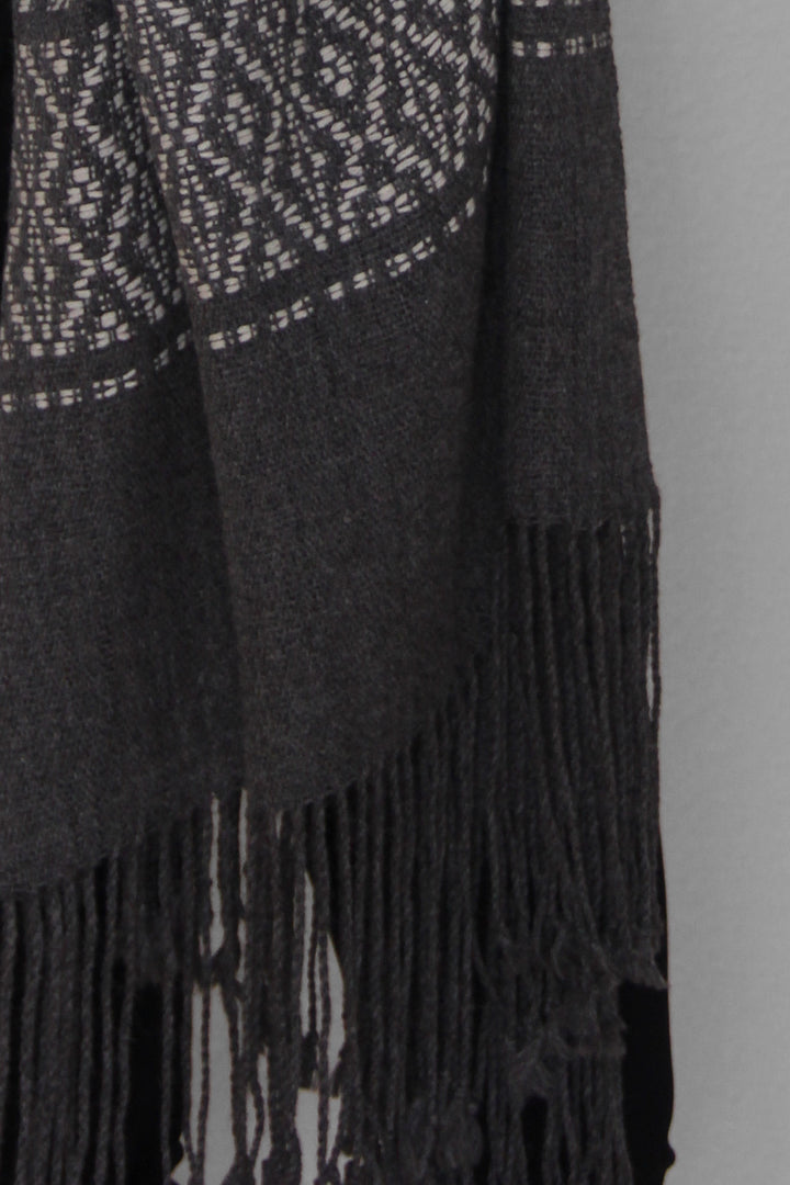 Peña Blanca dunkelgrauer Schal mit weißem Tribal-Muster.
