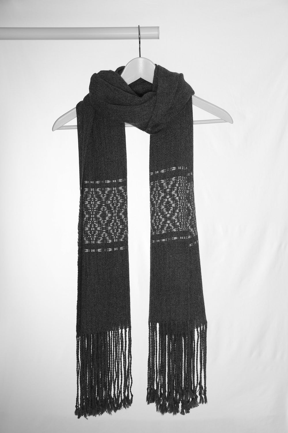 Peña Blanca dunkelgrauer Schal mit weißem Tribal-Muster.