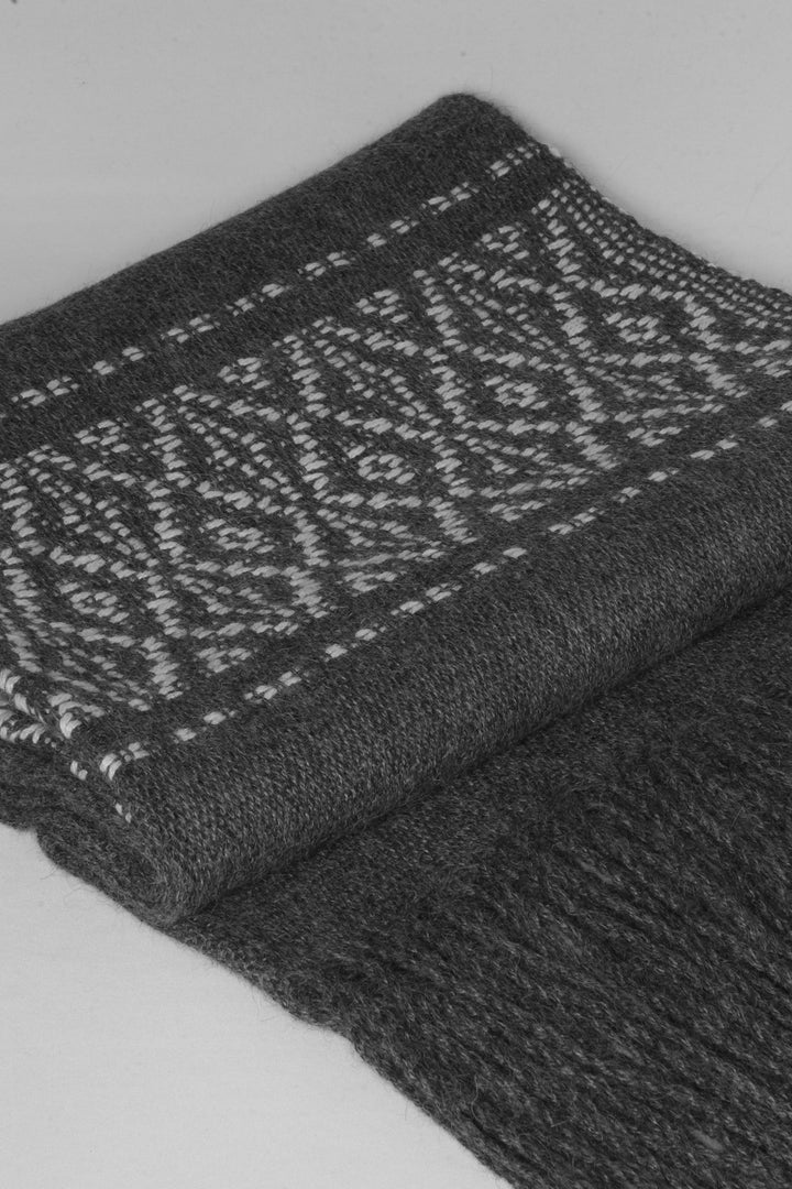 Peña Blanca dunkelgrauer Schal mit weißem Tribal-Muster.