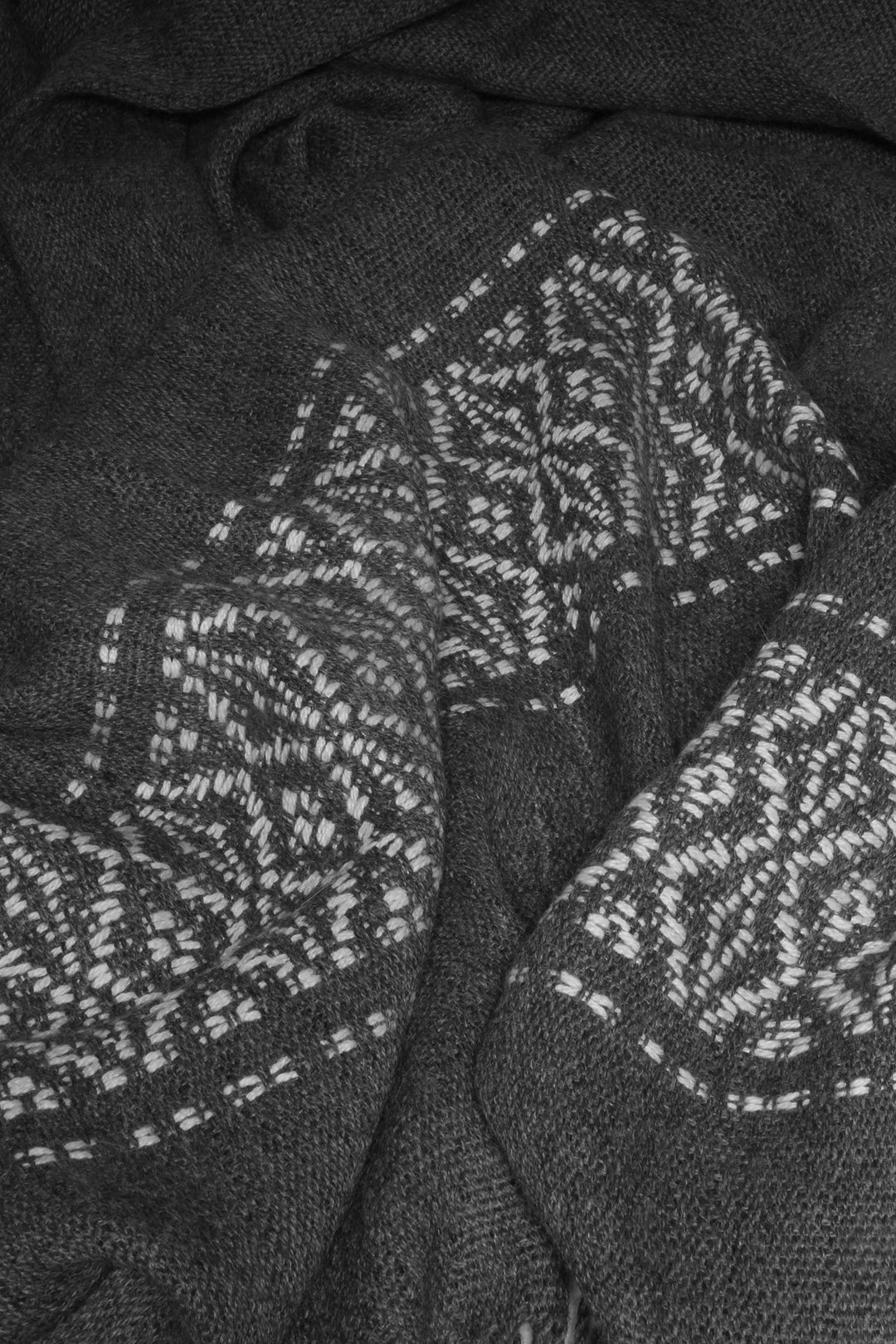 Peña Blanca dunkelgrauer Schal mit weißem Tribal-Muster.