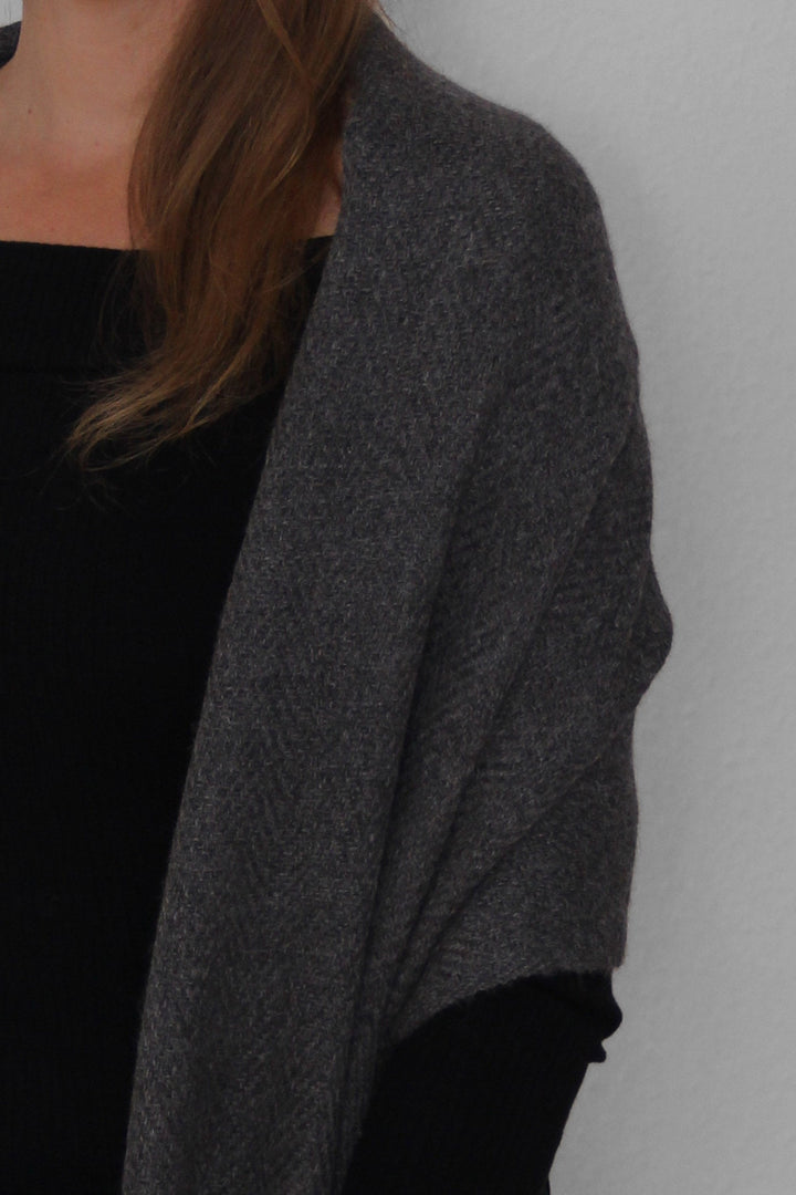Model mit einem Schal aus grauer Alpakawolle, Nahaufnahme