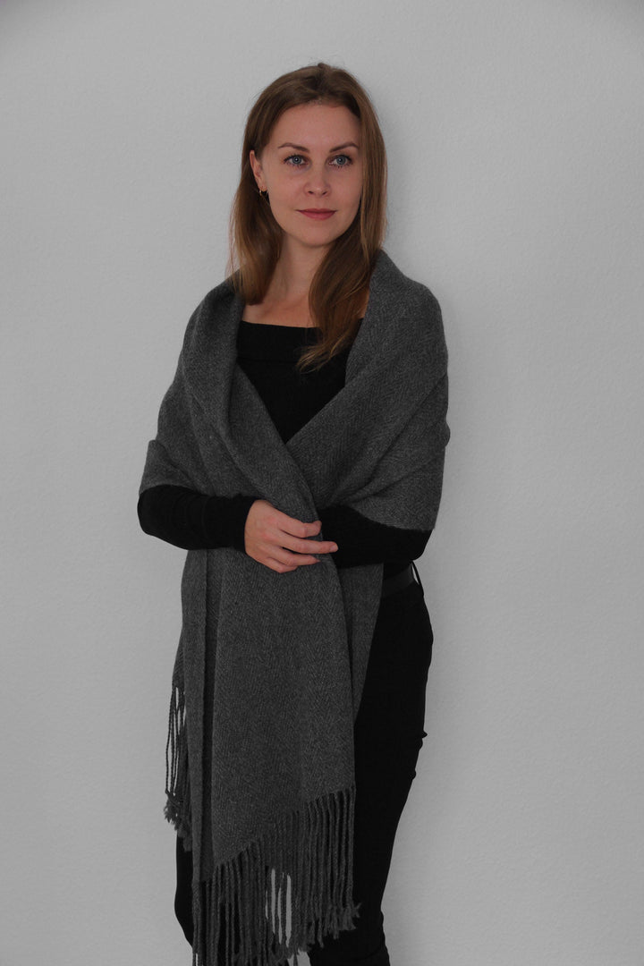 Model mit einem Schal aus grauer Alpakawolle