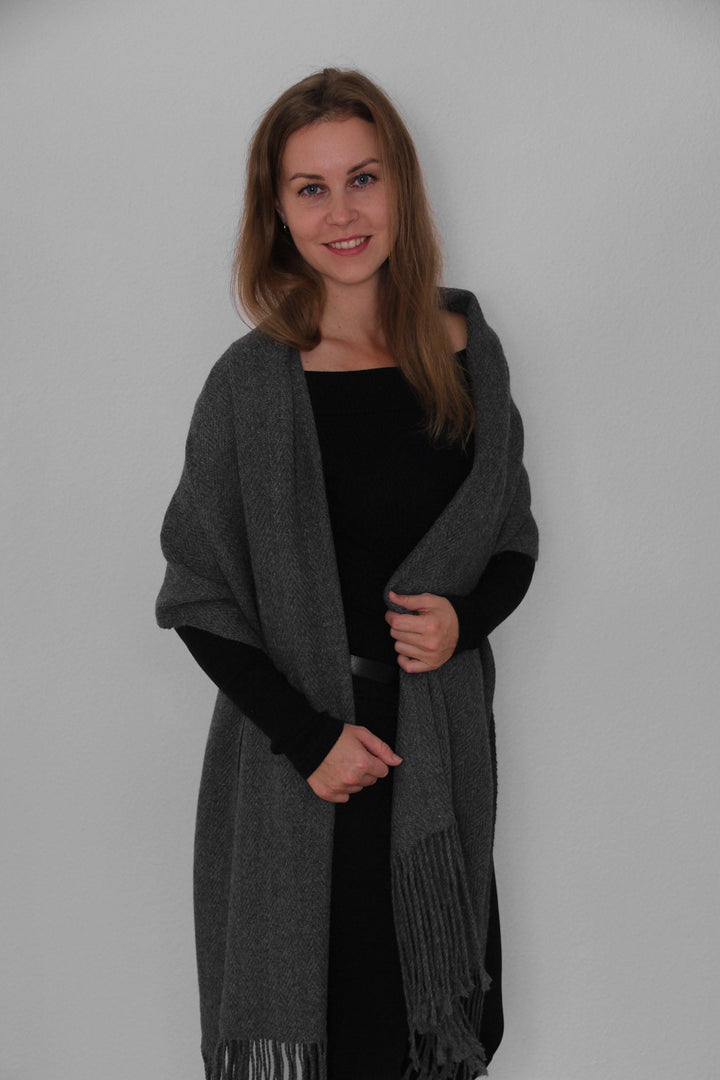 Model mit einem Schal aus grauer Alpakawolle