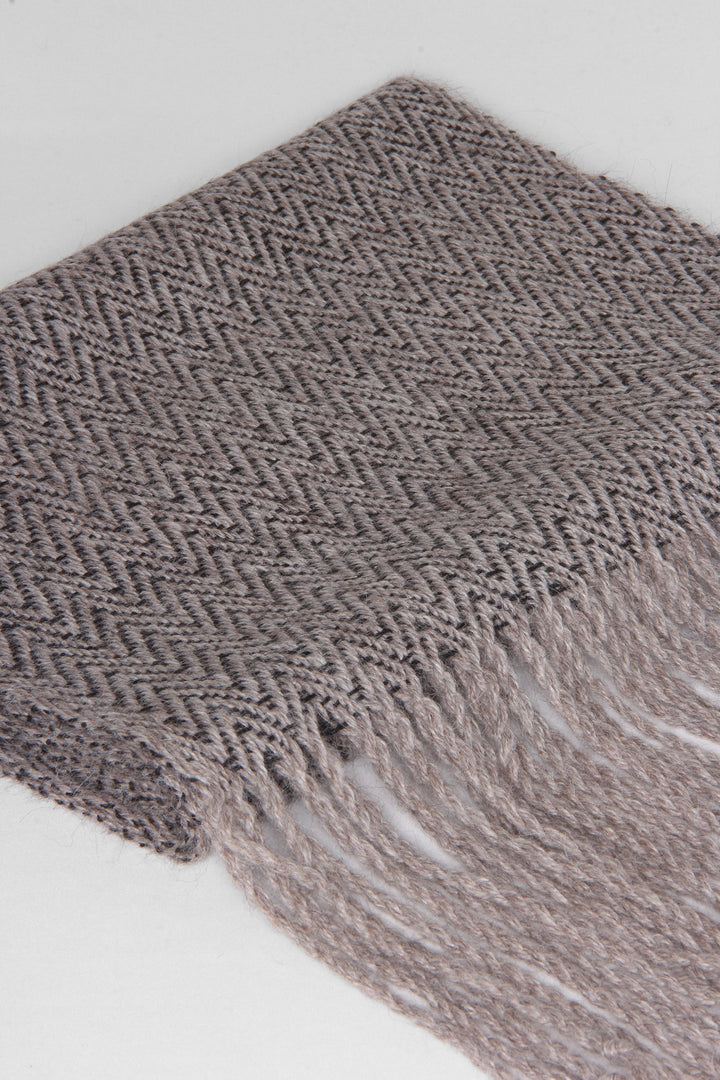 Luxuriöser Alpaka Schal im Strickmuster in Bronze mit Schwarz