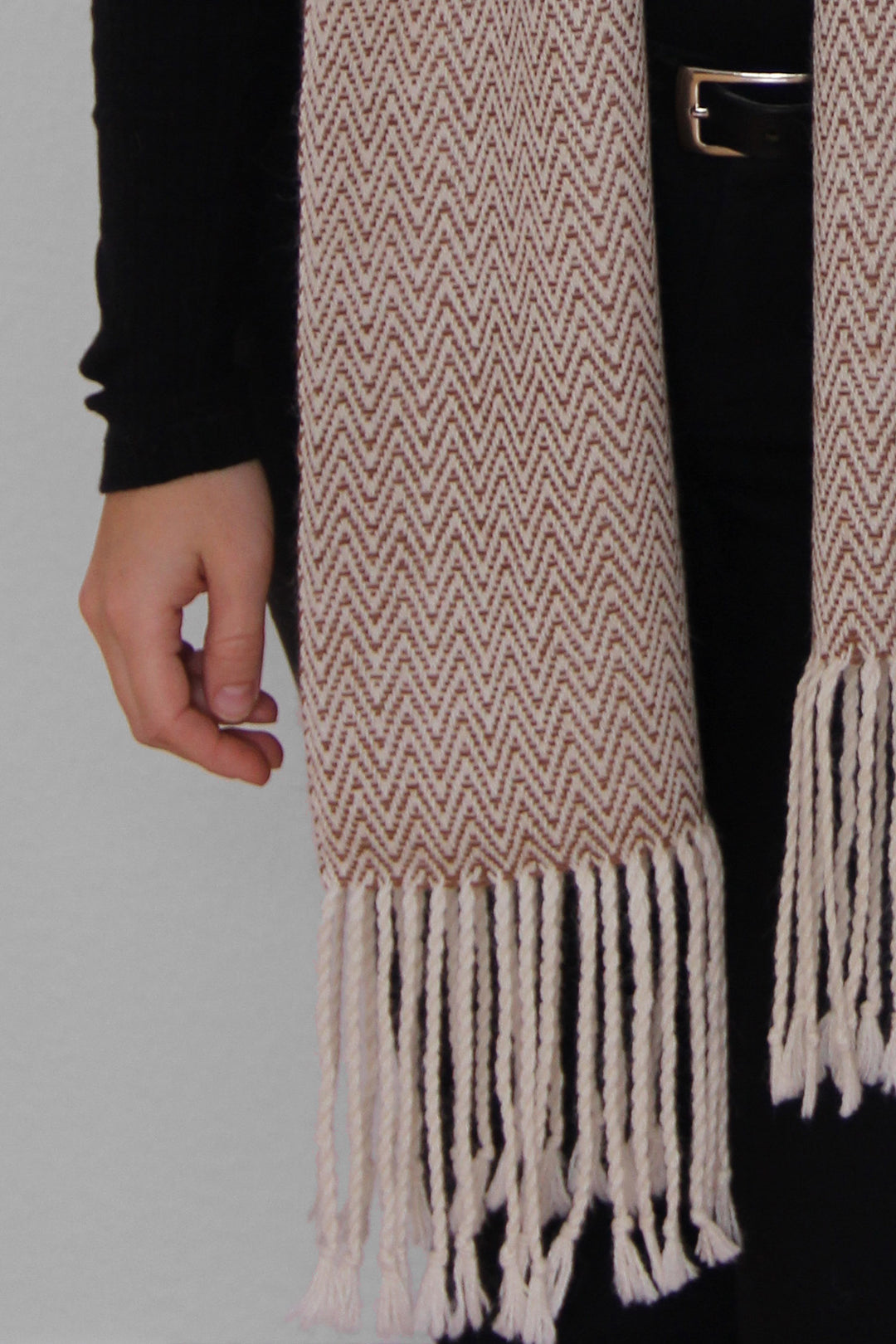 Model mit einem weißen und cremefarbenen Schal aus Alpakawolle mit Fischgrätenmuster, Nahaufnahme