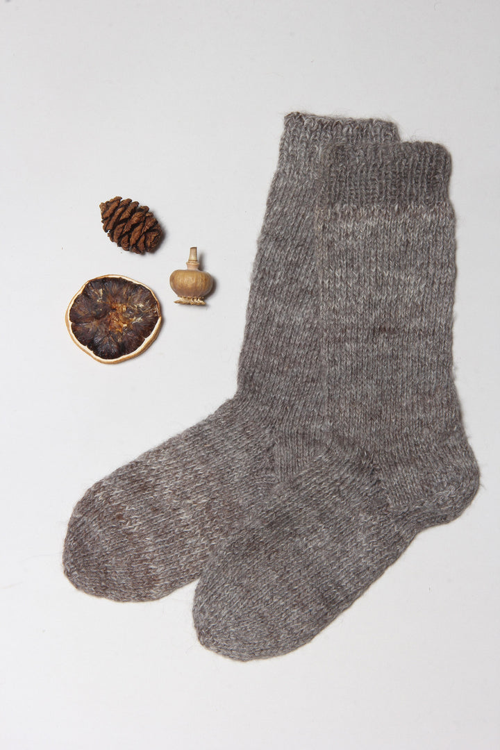 Handgefertigte Socken aus Alpaka in Grau