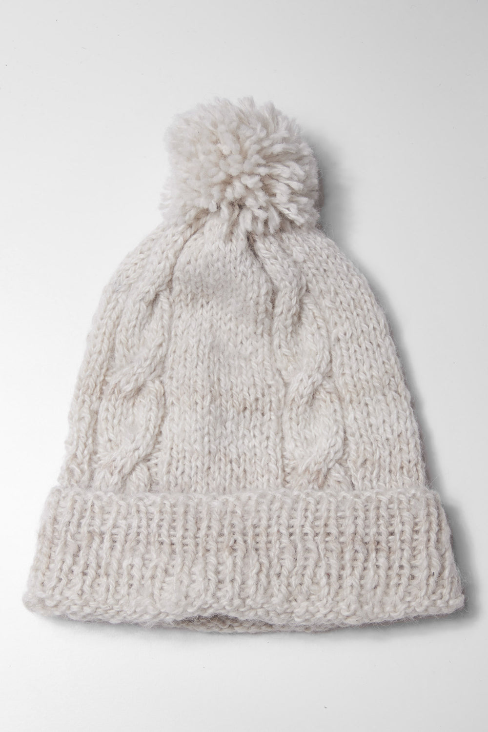 Handgemachte Mütze aus Alpaka in weißer Farbe.