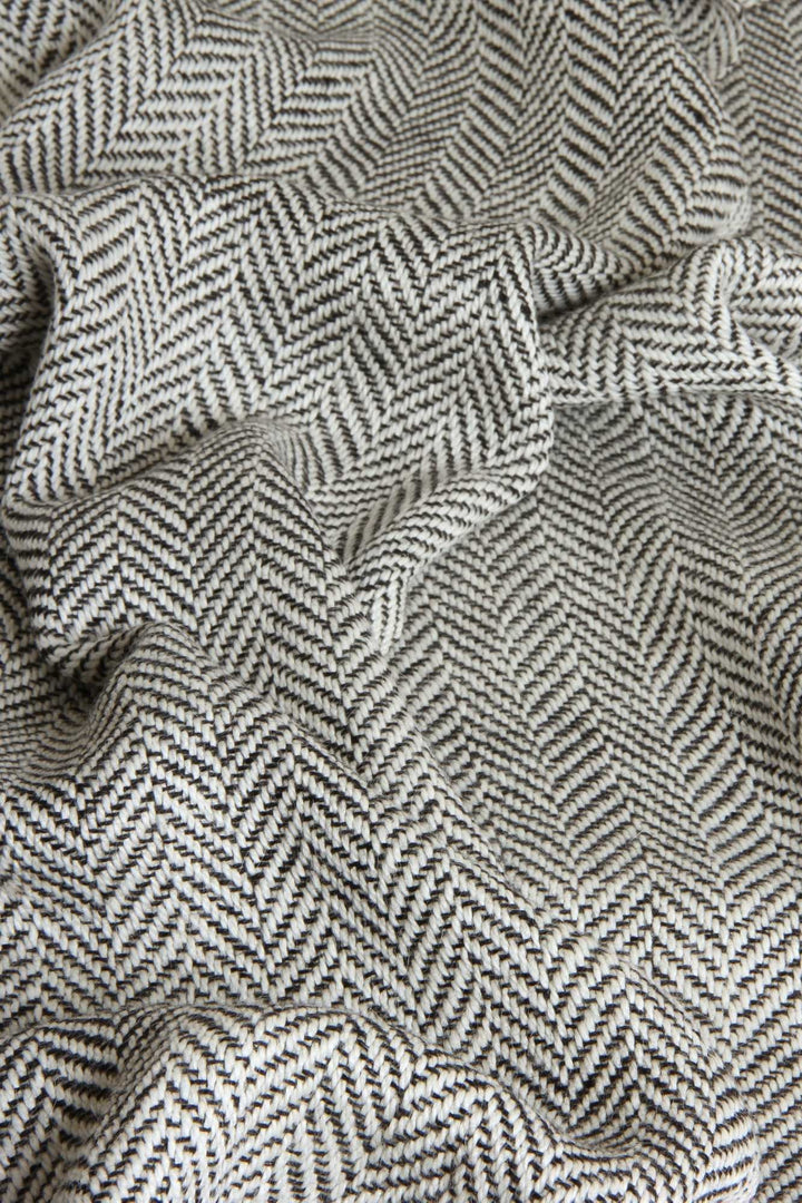 Cordillate Style Schal in schwarzen und weißen Farben in Nahaufnahme