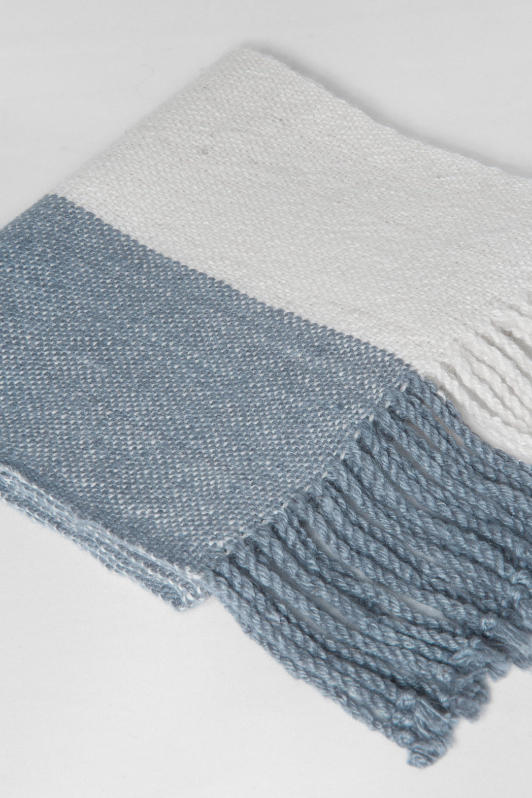 Weißer und blauer Schal aus Alpaka Wolle mit Streifenmuster, gefaltet