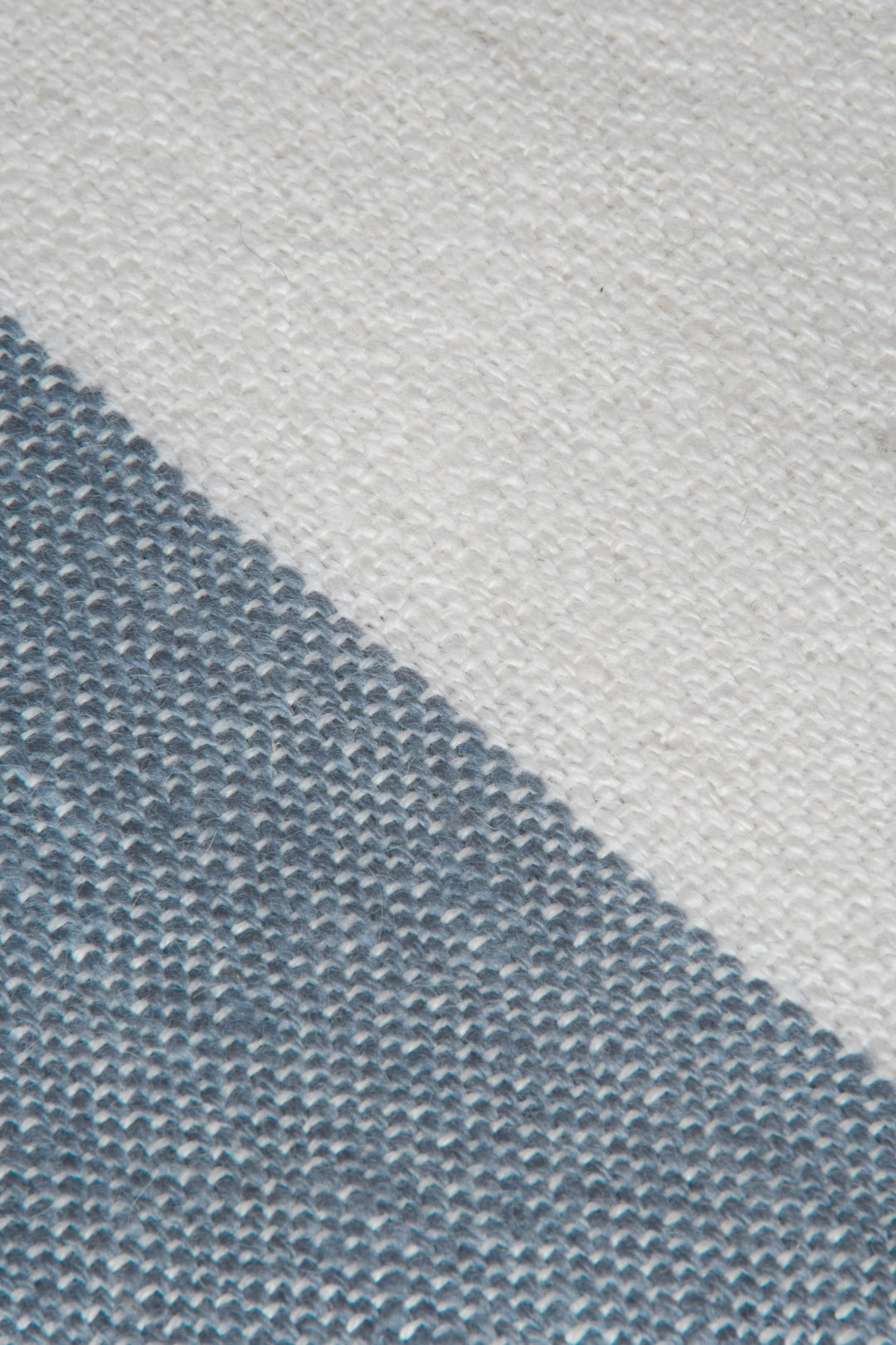 Weißer und blauer Schal aus Alpaka Wolle mit Streifenmuster, Nahaufnahme