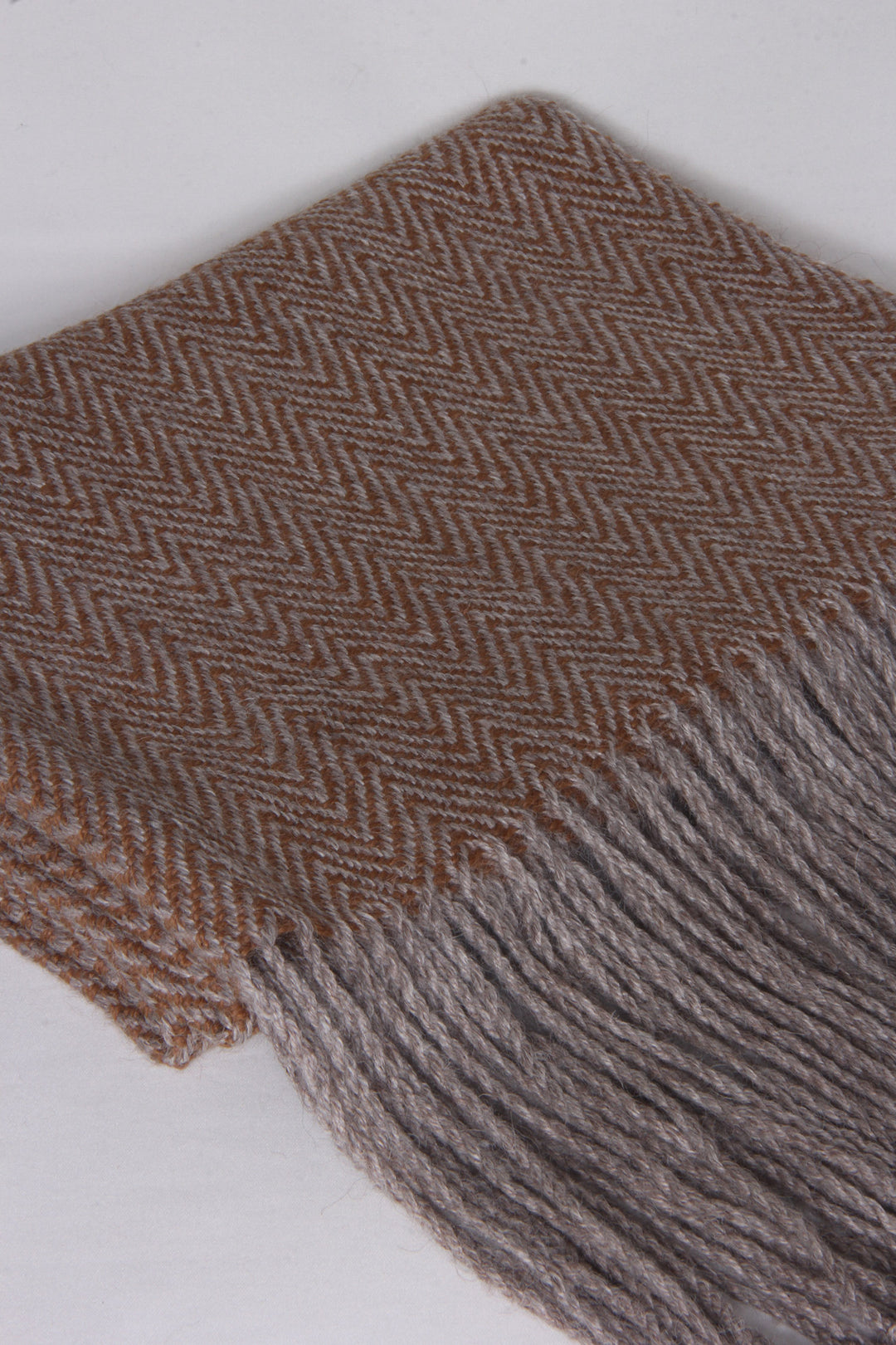 Alpaka Wolle Schal mit Fischgrätenmuster, braun und bronzefarben, gefaltet
