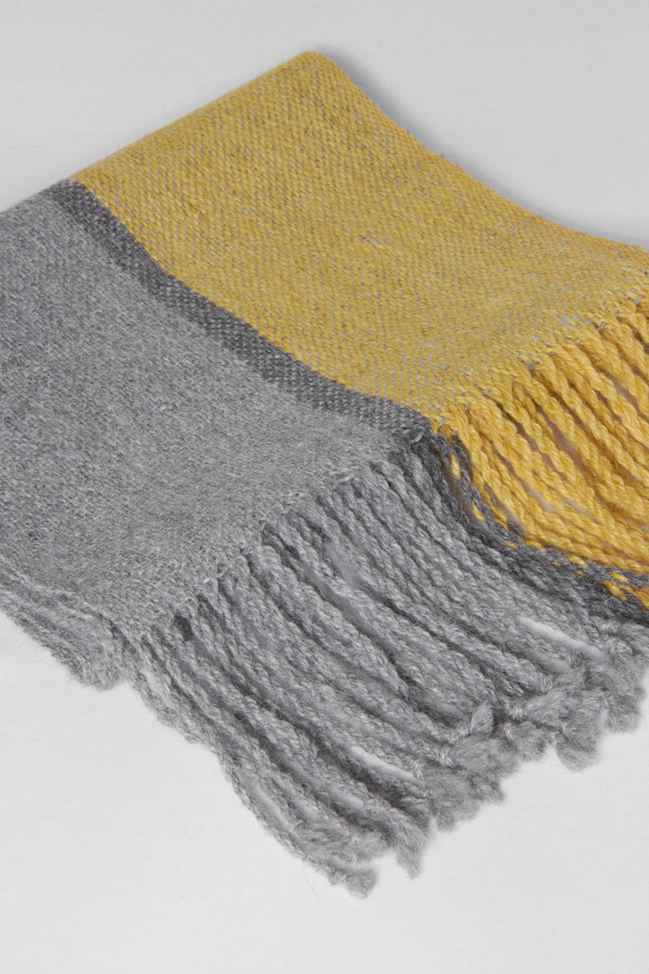 Grauer und gelber Schal aus Alpaka Wolle mit gestreiftem Muster, gefaltet