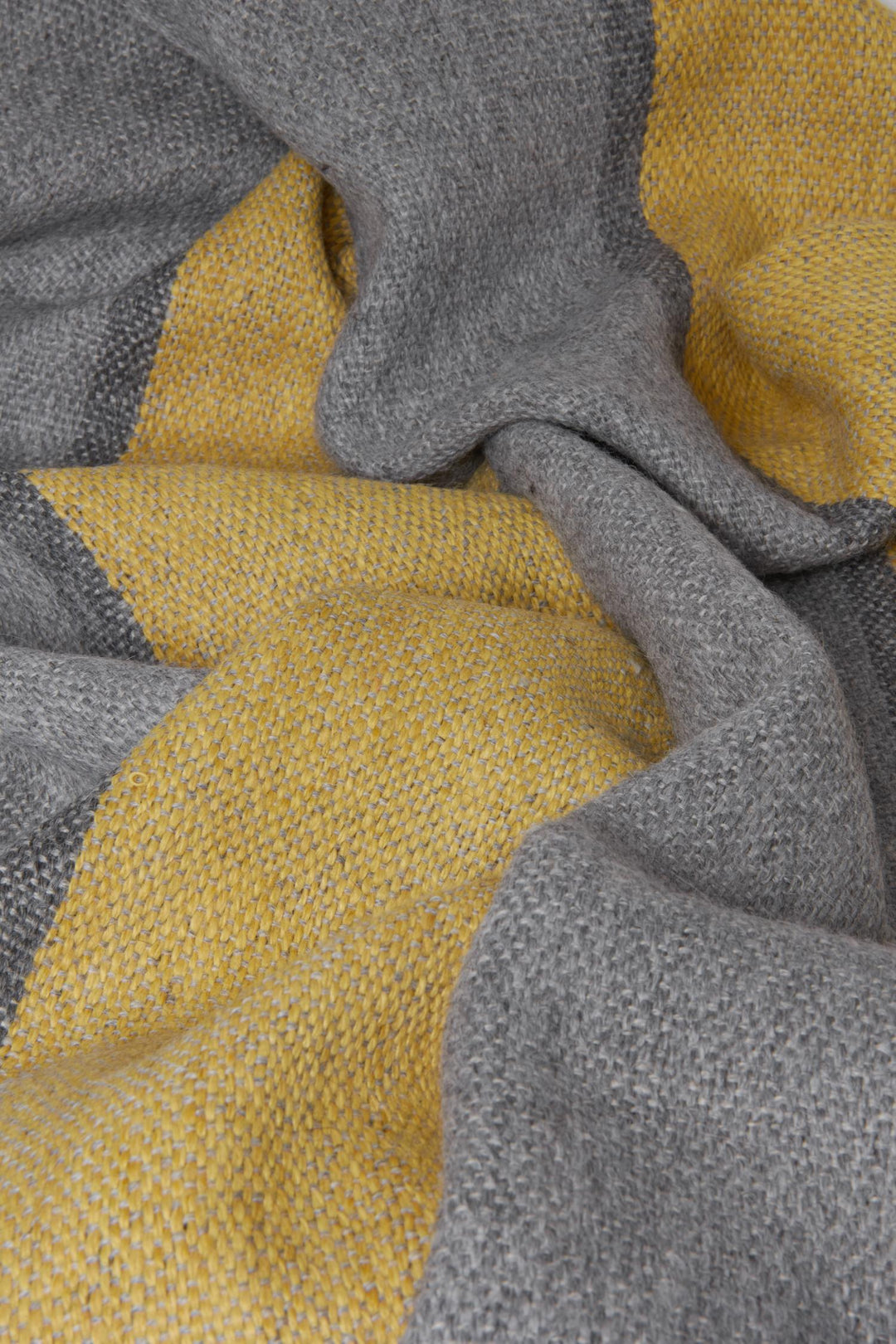 Grauer und gelber Schal aus Alpaka Wolle mit gestreiftem Muster