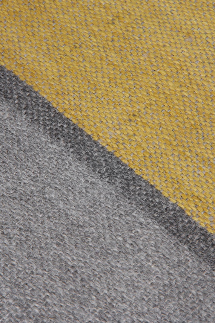 Grauer und gelber Schal aus Alpaka Wolle mit Streifenmuster, Nahaufnahme