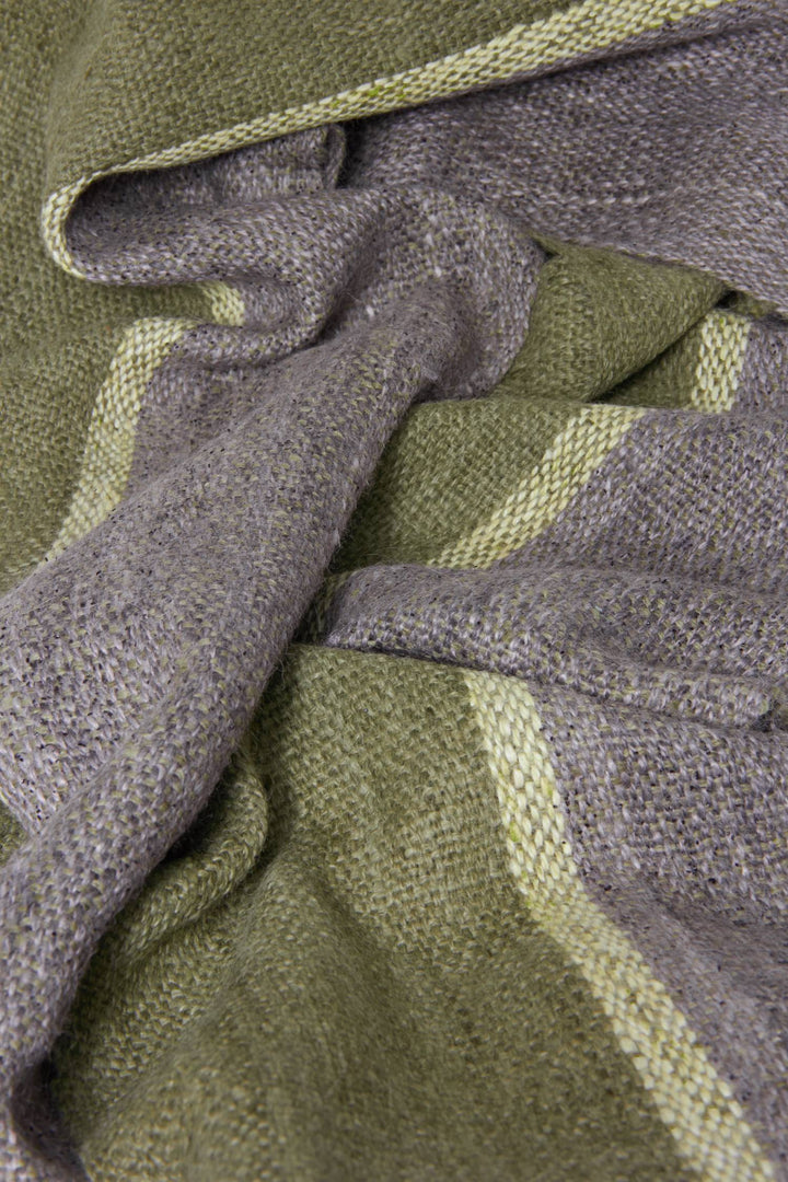 Grüner und lilafarbener Schal aus Alpakawolle