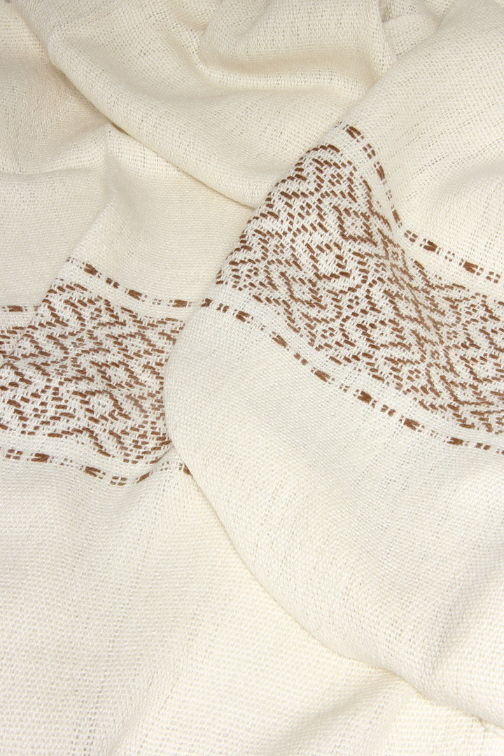 Weißer Alpakaschal mit braunen Tribal-Mustern