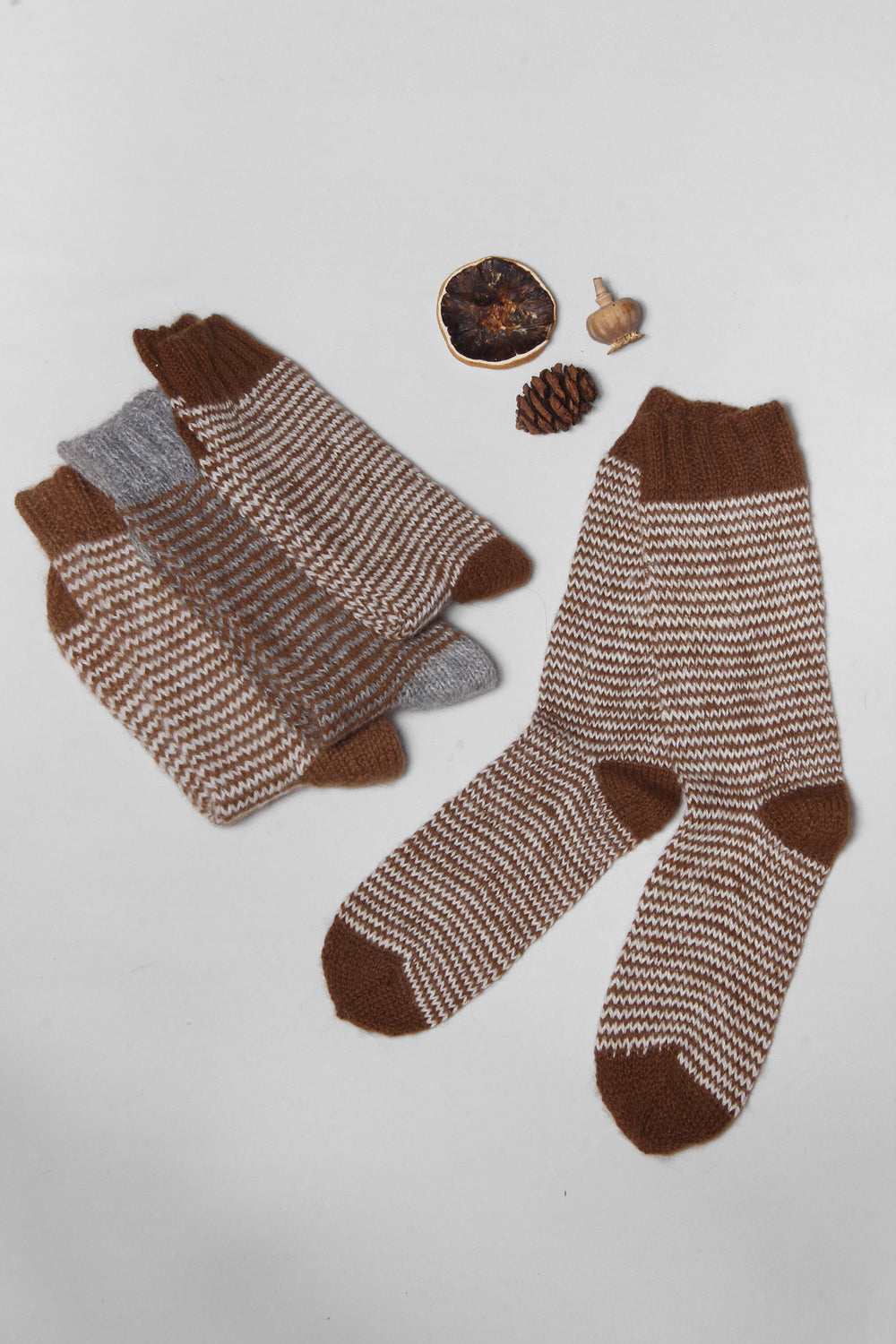 Alpaka Socken in Dunkelbraun und Weiß