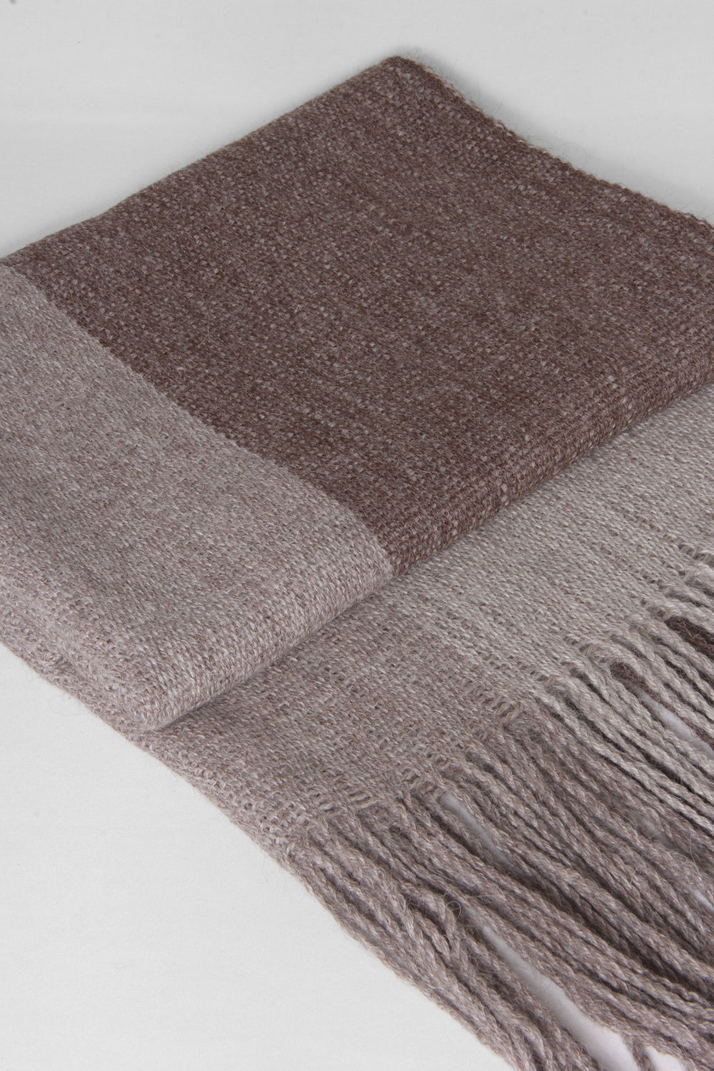 Gestreifter Schal aus Alpaka Wolle in drei Farben aus Bronze, gefaltet
