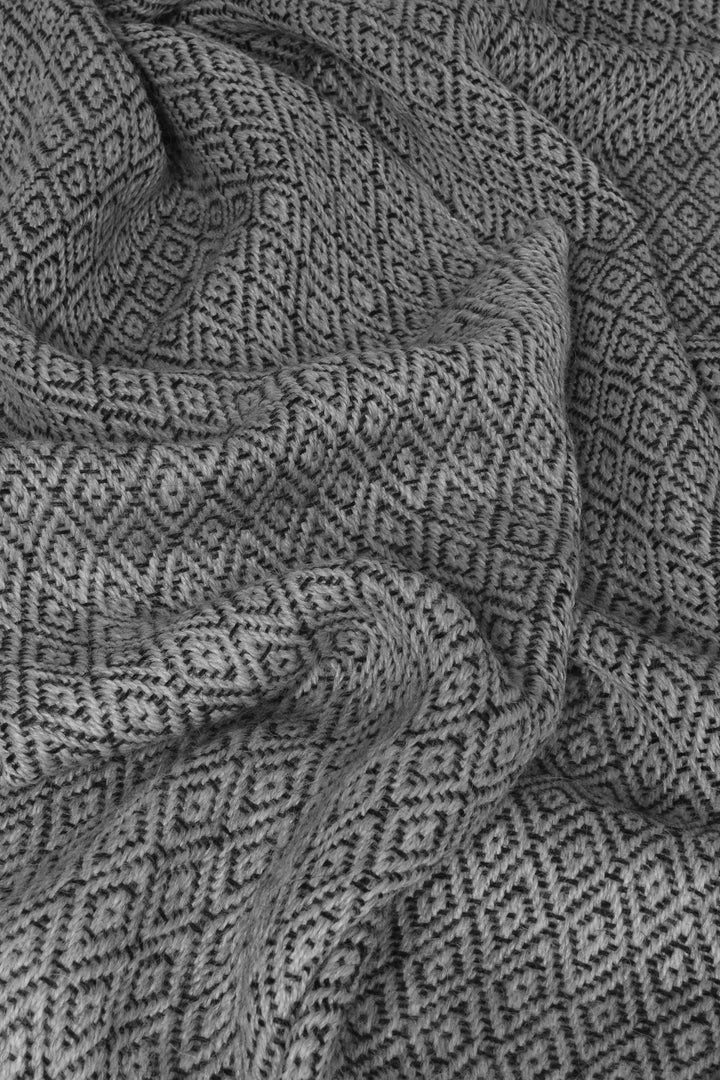 Grauer und schwarzer Alpaka Wolle Schal mit Rautenmuster