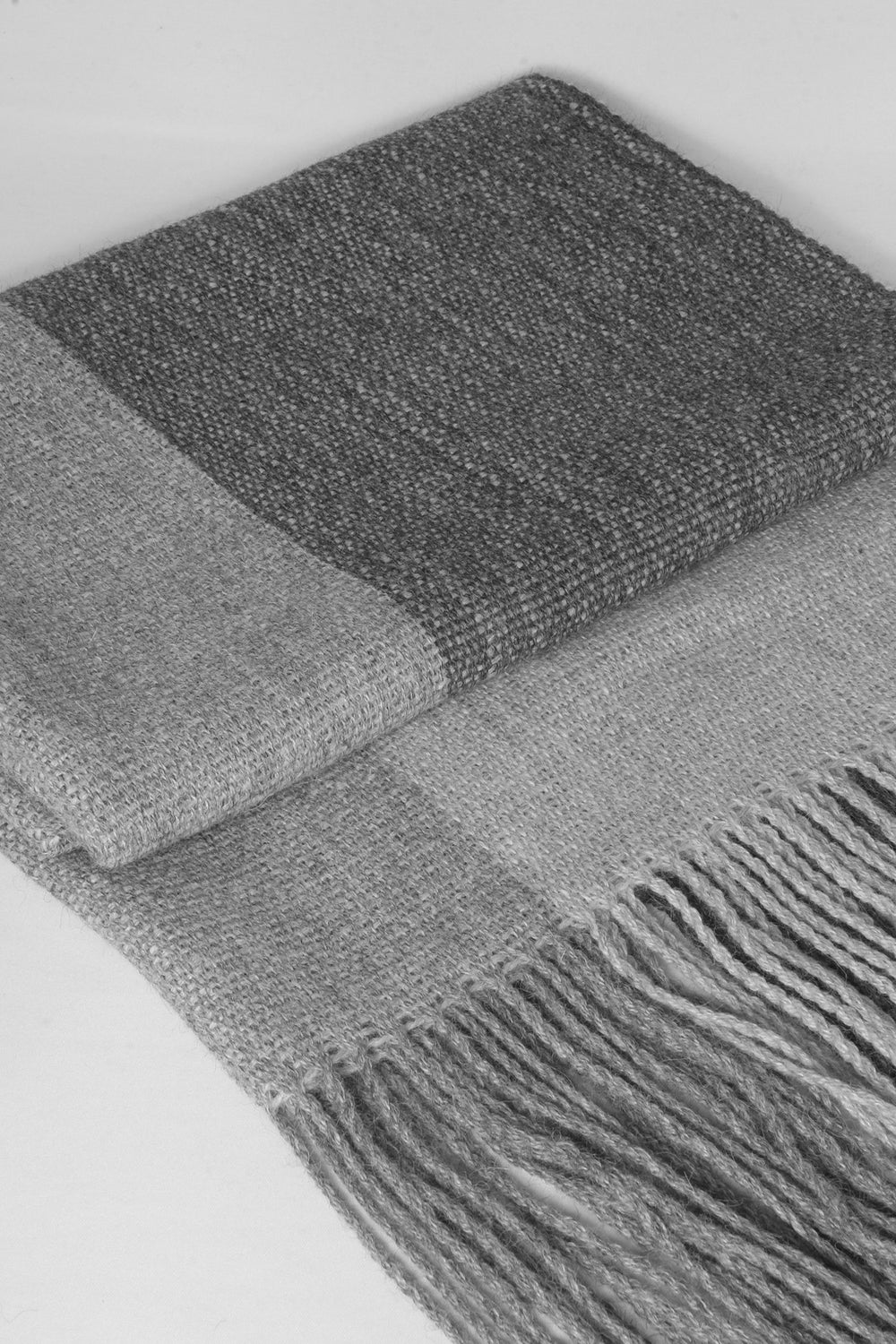 Gestreifter Schal aus Alpaka Wolle in drei Grautönen, gefaltet