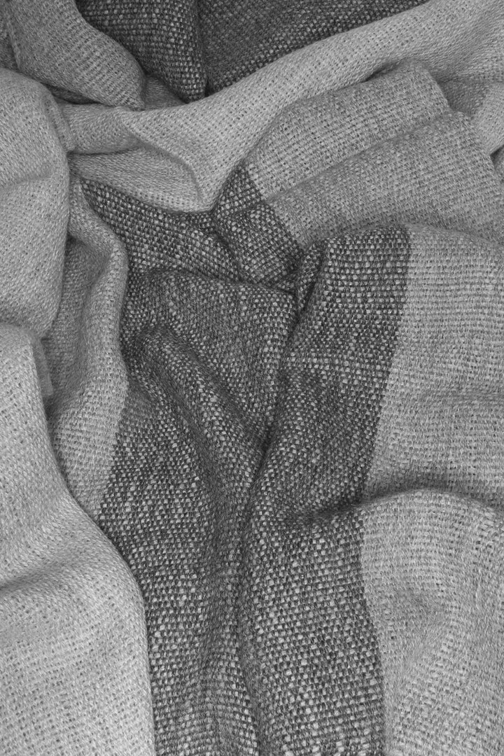 Dreifarbiger Schal aus grauer Alpaka Wolle mit gestreiftem Muster